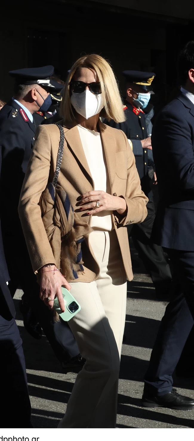Τζένη Μπαλατσινού: Ο αλάνθαστος συνδυασμός της 51χρονης - Το look με τις κρεμ αποχρώσεις