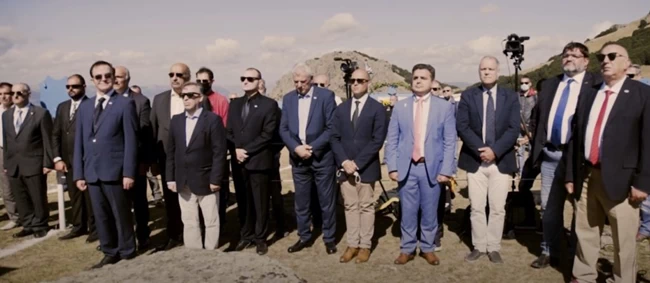 Η φωτογραφία που εξόργισε: Ο Μπογδάνος καταθέτει στεφάνι στο Βίτσι με βασιλόφρονες και Χρυσή Αυγή