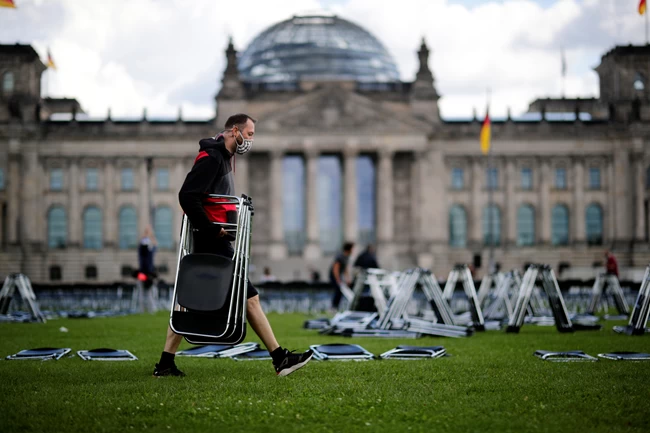 Βερολίνο: 13.000 καρέκλες μπροστά από το Κοινοβούλιο, για τους πρόσφυγες της Μόριας [Βίντεο]