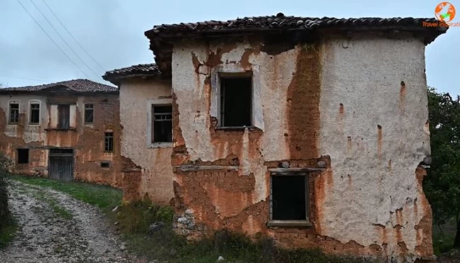Γάβρος: Το ερειπωμένο ελληνικό χωριό που έχει αποτελέσει το σκηνικό μεγάλων κινηματογραφικών ταινιών [βίντεο]