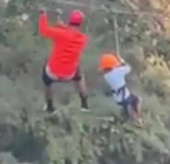 Πανικός σε πάρκο με εναέριες δραστηριότητες: Η στιγμή που κόβεται η ζώνη ασφαλείας 6χρονου και πέφτει στο κενό [βίντεο]