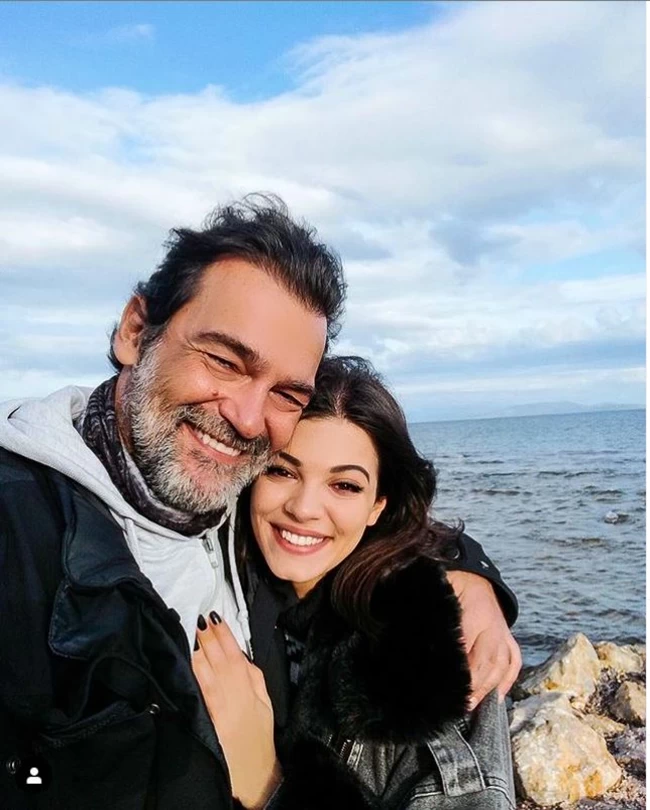 Κωνσταντίνος και Τζένη Καζακου: Η τρυφερή αγκαλιά δίπλα στη θάλασσα