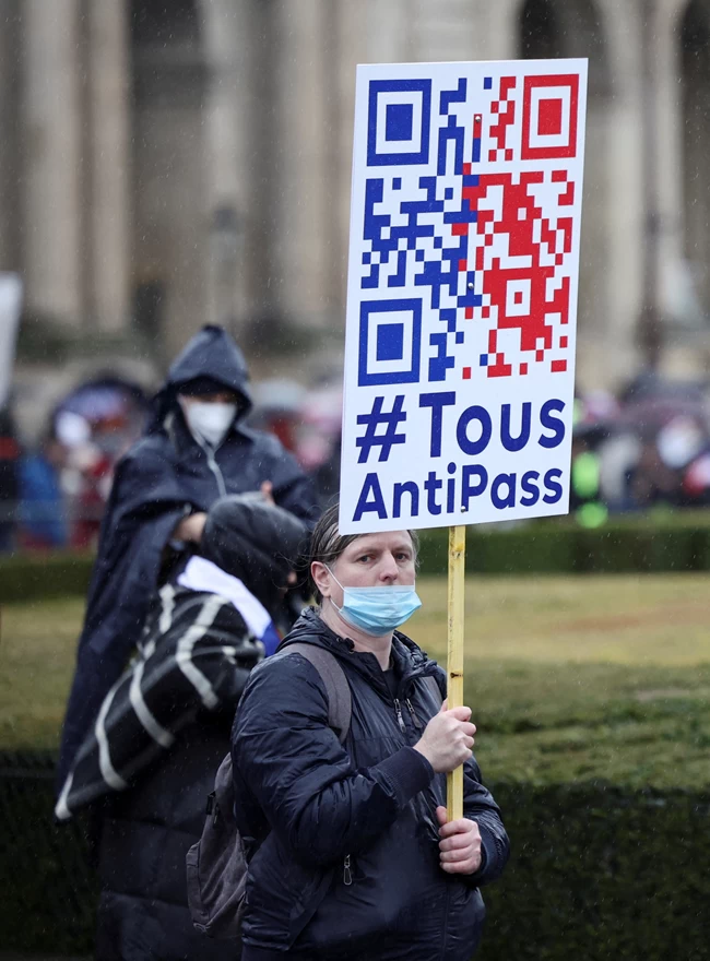 ​Γαλλία: Ποιοι είναι οι ανεμβολίαστοι Γάλλοι που ο Μακρόν θέλει να τους "την σπάσει"- Οι αδιάφοροι, οι απομονωμένοι και οι φτωχοί