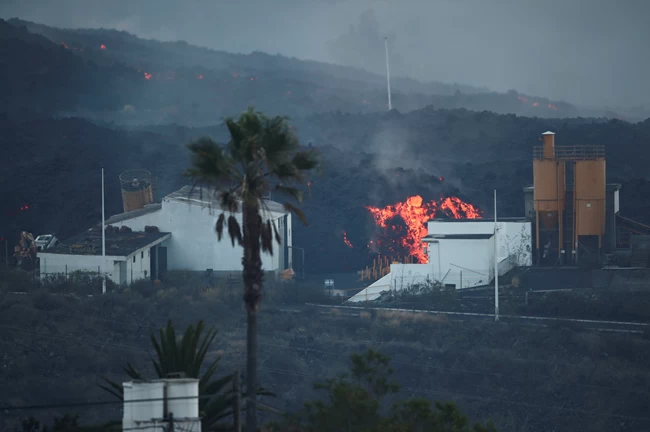 Απίστευτες εικόνες στο Λας Πάλμας: Η λάβα "κατατρώει" ένα εργοστάσιο τσιμέντου - Υψώθηκαν τοξικοί καπνοί
