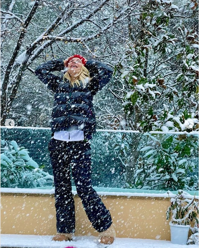 Ελένη Μενεγάκη: Παίζει σαν μικρό παιδί στον χιονισμένο κήπο του σπιτιού της στα Μελίσσια
