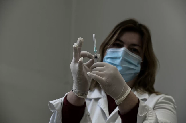 Κορονοϊός - Εμβολιασμoί: Σε ποια θέση βρίσκεται η Ελλάδα σε σχέση με τις άλλες χώρες της Ευρώπης
