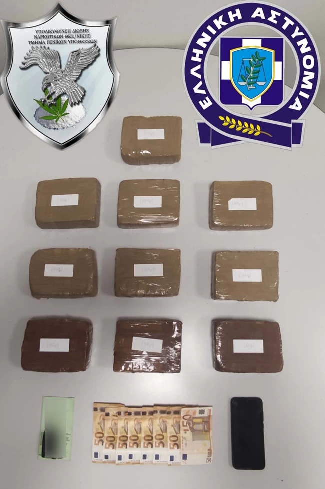 ΗΡΩΙΝΗ ΠΟΡΤΑ ΑΜΑΞΙ