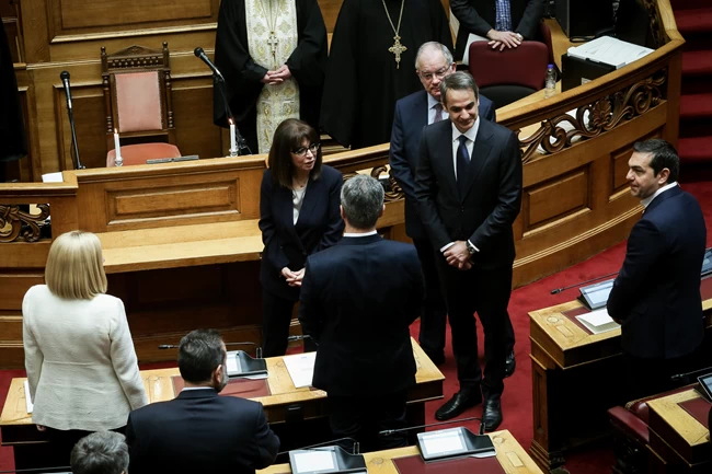 Τα παραλειπόμενα της ορκωμοσίας: Το σαρδάμ του Νικήτα, αντισηπτικά και χωρίς χειραψίες