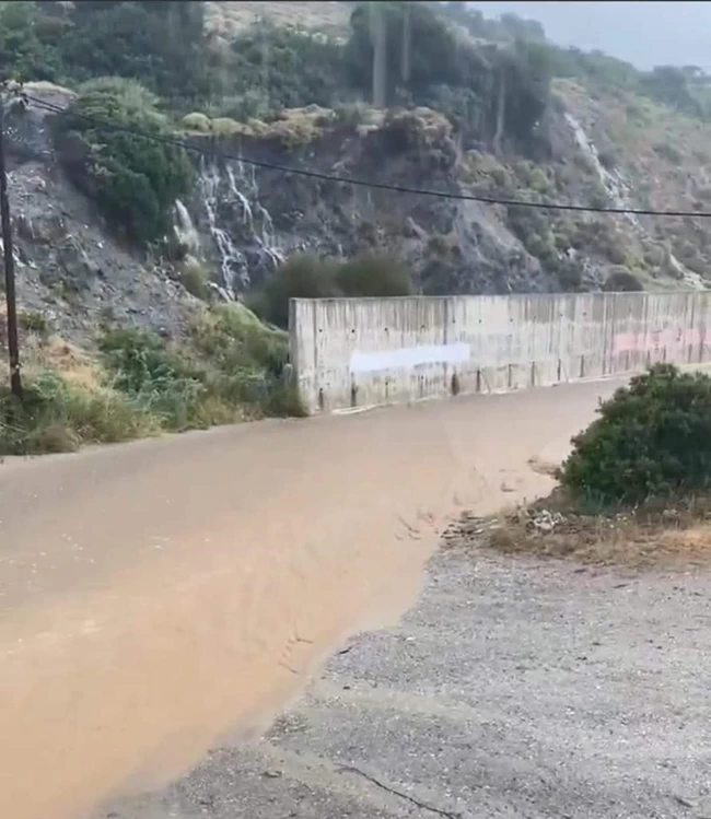 Κακοκαιρία: Παρέλυσε η Σκύρος, κατέρρευσαν τέσσερις γέφυρες - Πότε υποχωρούν τα έντονα καιρικά φαινόμενα [Βίντεο]