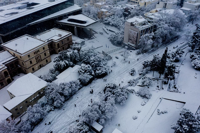 Η κακοκαιρία "Ελπίς" χτυπάει την Αττική - Χιόνια και στο κέντρο της Αθήνας - Εκκληση για αποφυγή άσκοπων μετακινήσεων
