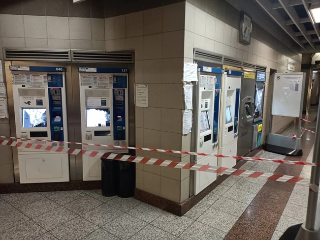 Χαμός στο μετρό Αγιος Ιωάννης - Οπαδοί έσπασαν με σφυριά ακυρωτικά μηχανήματα και ΑΤΜ
