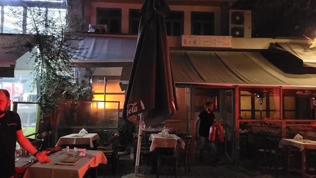 Λάρισα: Ψητοπωλείο στο κέντρο της πόλης τυλίχθηκε στις φλόγες [εικόνες-βίντεο]