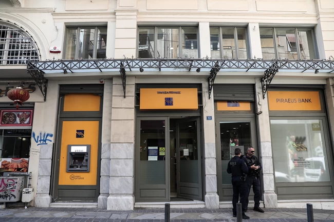 Ληστεία σε τράπεζα της Μητροπόλεως με άρωμα... αντιεξουσιαστών: Ψάχνουν 33χρονο "αριστερόχειρα"