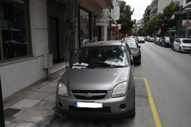 Λάρισα: Συλλογή ...κλήσεων πάνω στο αυτοκίνητο - Γιατί οι αστυνομικοί δεν έκοψαν μόνο μία