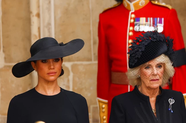 Κηδεία βασίλισσας Ελισάβετ: Τα δάκρυα της Μέγκαν και ο απαρηγόρητος Χάρι [Εικόνες - Βίντεο]