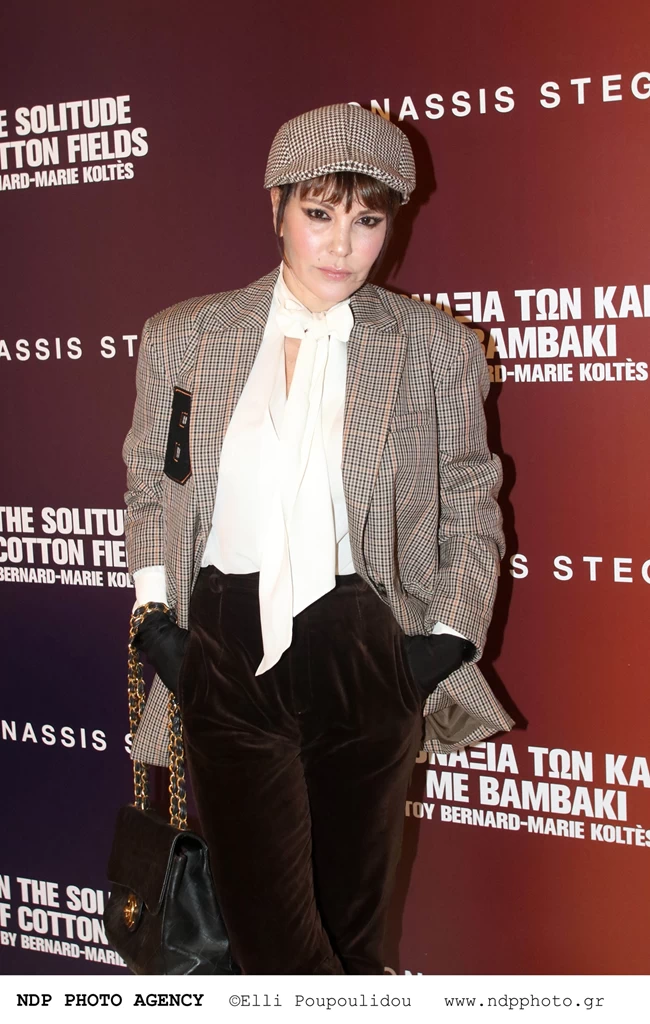 Fashion icon με ανδρική τραγιάσκα και βελούδο η Νατάσα Καλογρίδη: Το παριζιάνικο look που δημιούργησε