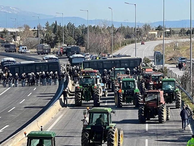 Ανάβουν τα αίματα στη Λάρισα: "Μπλόκο" των ΜΑΤ στους αγρότες στον κόμβο της Νίκαιας [Βίντεο -Εικόνες]