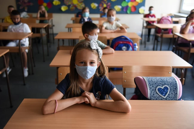 Βελιγράδι Μαθητές με μάσκες