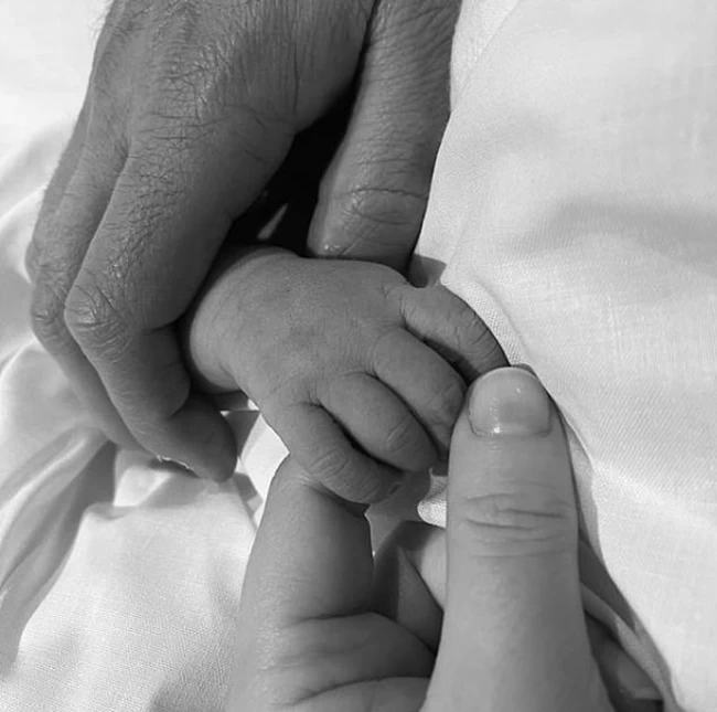 Γεννητούρια στο Μπάκιγχαμ: Η πριγκίπισσα Ευγενία γέννησε το πρώτο της παιδί - Έσπασε την παράδοση και ανέβασε φωτογραφία