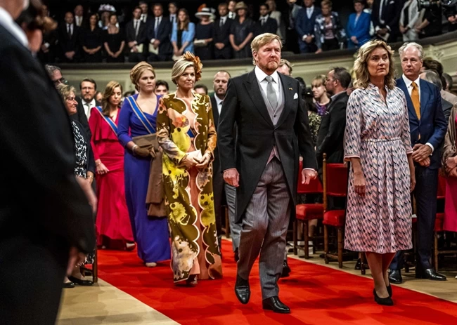 Η βασίλισσα και οι κόρες της: Το υπερβολικό ντύσιμο της Μάξιμα, η κούκλα πριγκίπισσα Αλεξία και η διάδοχος με το περίεργο καπέλο