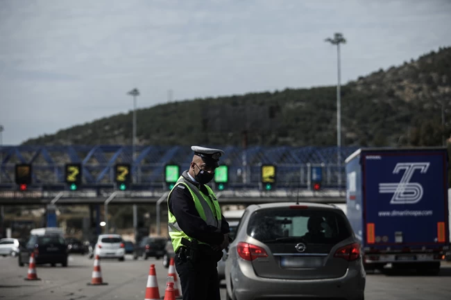 Η "έξοδος" του Πάσχα: 120 αυτοκίνητα έκαναν...αναστροφή στα διόδια - Οι απίστευτες δικαιολογίες