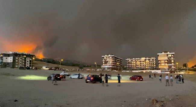 Φωτιά στο Τσανάκαλε: Στις φλόγες για δεύτερη μέρα - Κλειστά τα στενά των Δαρδανελίων, πάνω από 100 πλοία σε αναμονή