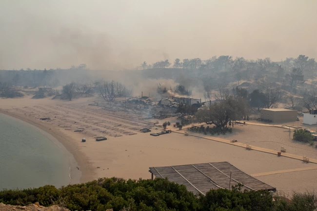 Κόλαση φωτιάς στη Ρόδο: Μαίνεται ανεξέλεγκτη για έκτη ημέρα - Τρία τα μεγάλα ενεργά μέτωπα [εικόνες - βίντεο]