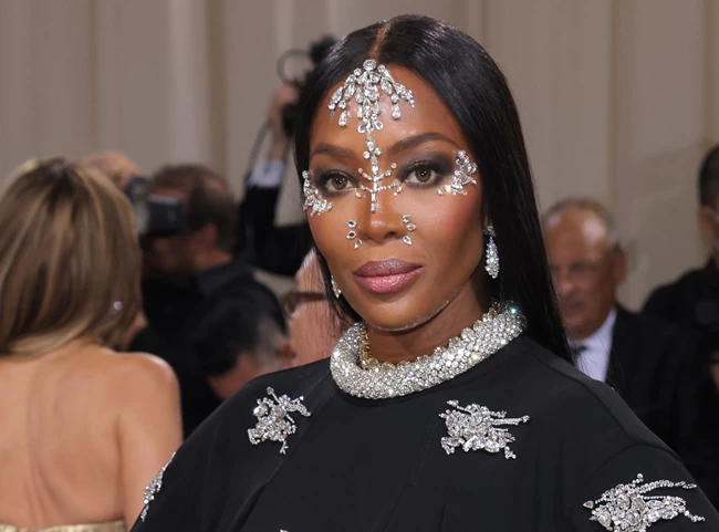 Ναόμι Κάμπελ: Εκθαμβωτική εμφάνιση στο Met Gala - Με φόρεμα Burberry και κόσμημα 6,6 εκατ. δολαρίων [εικόνες]