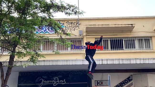 "Κάναμε γκράφιτι, δεν βάλαμε φωτιά", λένε οι δύο νεαροί που συνελήφθησαν μετά το παρκούρ σε ταράτσες και καμπαναριό ΘΕΣΣΑΛΟΝΙΚΗ ΚΑΤΑΔΙΩΞΗ