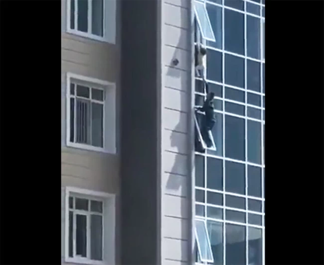 Καζακστάν: Εσωσε τρίχρονη που κρεμόταν από τον 8ο όροφο - Ηρωική παρέμβαση του 37χρονου