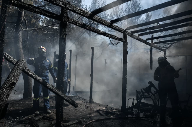 Εικόνες καταστροφής από τη μεγάλη φωτιά στην Πεντέλη: Σπίτια και αυτοκίνητα παραδόθηκαν στις φλόγες
