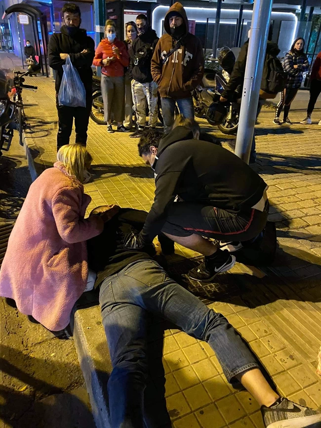 Ο γιατρός Βασίλης Κικίλιας βοήθησε μητέρα και γιο σε τροχαίο στο Γκάζι [Εικόνες]