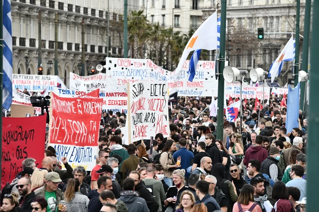 Τραγωδία στα Τέμπη: Πάνω από 8.000 άτομα στο συλλαλητήριο στο Σύνταγμα - 10 προσαγωγές και 2 συλλήψεις [εικόνες]