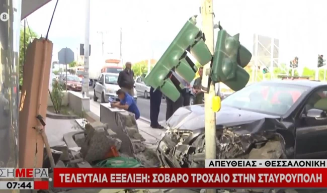 Τροχαίο στην Σταυρούπολη Θεσσαλονίκης - Ι.Χ. "καρφώθηκε" σε φανάρι