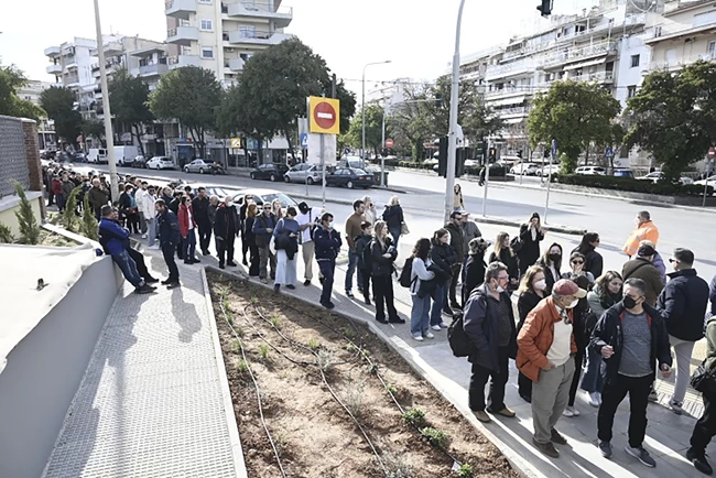 Μετρό Θεσσαλονίκης... σαν ψέμα: Ο συρμός χωρίς οδηγό και οι νέες πόρτες πάνω στην αποβάθρα [εικόνες - βίντεο]