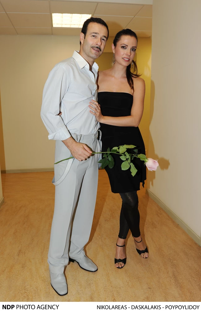 Γυμνή στη λάσπη: Ο Θανάσης Ευθυμιάδης φωτογραφίζει ολόγυμνη τη σύζυγό του, Άννα Δημητρίεβιτς