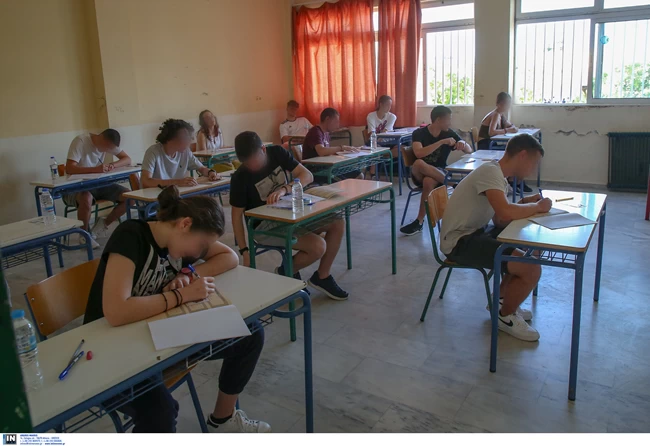 Αλλαγή στις Πανελλαδικές 2021: Με SMS στο κινητό θα μάθουν οι υποψήφιοι τους βαθμούς και σε ποια σχολή πέρασαν
