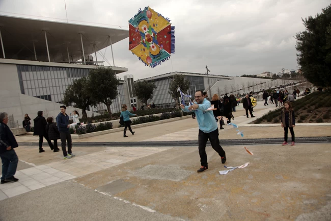 Καθαρά Δευτέρα με συννεφιά, σκόνη και υψηλές θερμοκρασίες - Πού θα εκδηλωθούν καταιγίδες