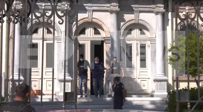 Λέσβος: Ξεσπά η μητέρα της 14χρονης έξω από τα δικαστήρια - "Τι σου έκανε το μωρό μου, παιδεραστή" [βίντεο]
