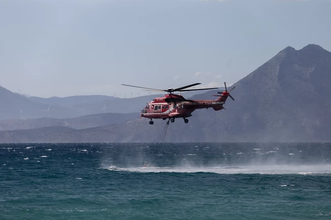 Φωτιά στην Κορινθία: Δεύτερο 24ωρο αγωνίας αλλά και σημάδια βελτίωσης - Στη μάχη τα εναέρια μέσα