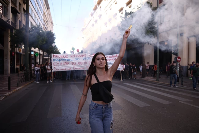 Πανεκπαιδευτικό συλλαλητήριο στην Αθήνα - Καπνογόνα στα χρώματα της Παλαιστίνης έξω από τη Βουλή [εικόνες - βίντεο]