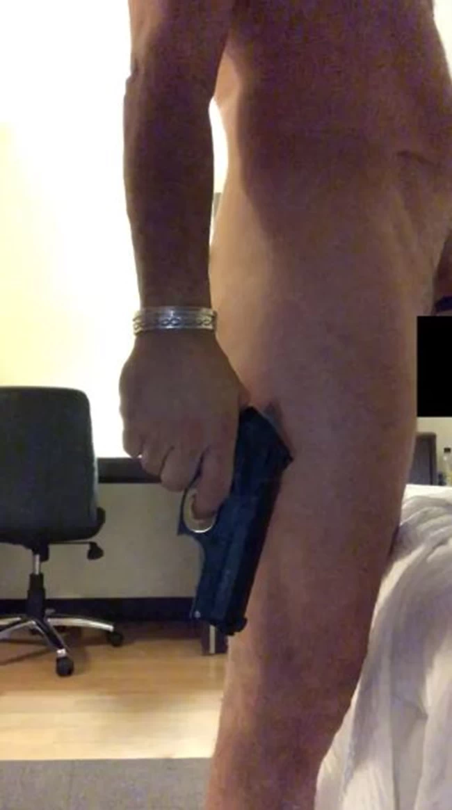 Σάλος με ντροπιαστικό βίντεο με τον γιο του Μπάιντεν: Ο Χάντερ γυμνός με όπλο σε δωμάτιο ξενοδοχείου - Μαζί του μια πόρνη
