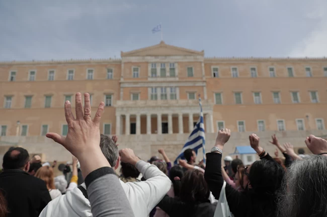 Επέστρεψαν οι "μούτζες των αγανακτισμένων" έξω από τη Βουλή- Από αντιεμβολιαστές υγειονομικούς σε αναστολή