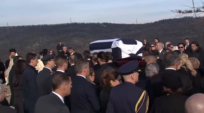 Ο τέως βασιλιάς Κωνσταντίνος στην τελευταία του κατοικία στο Τατόι - Δίπλα στους τάφους των προγόνων του - εικόνα 4
