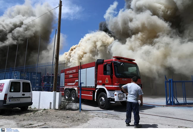 Μαίνεται η πυρκαγιά στον Ασπρόπυργο: Στις φλόγες εργοστάσιο - Κλειστή η Λεωφόρος ΝΑΤΟ