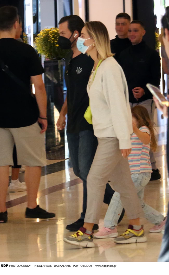 Μικρή fashionista η Αλεξάνδρα Μαροσούλη: Η εμφάνιση με τζιν και ροζ sneakers σε εμπορικό κέντρο