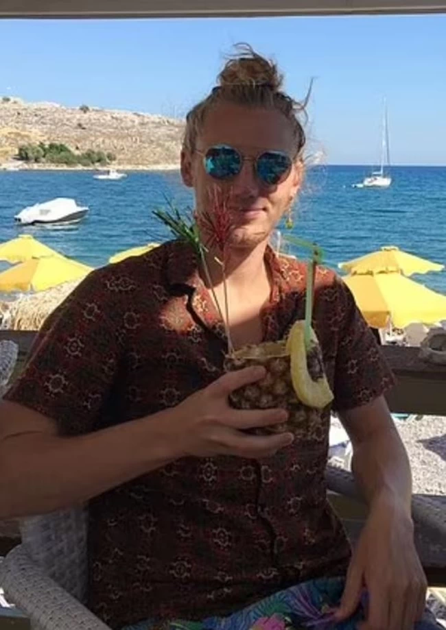 Ρόδος: Αυτός είναι ο 26χρονος που χτυπήθηκε από κεραυνό ενώ έκανε SUP στη Ρόδο - Συντετριμμένος ο πατέρας του