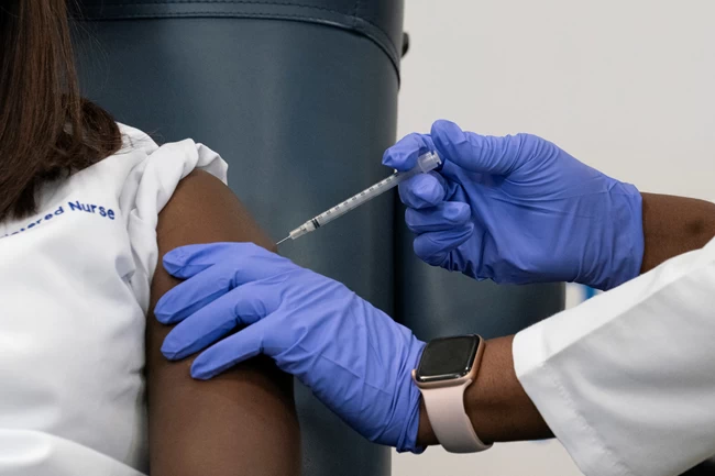Κορονοϊός: Ο πρώτος άνθρωπος που έκανε το εμβόλιο στις ΗΠΑ - Νοσηλεύτρια σε ΜΕΘ στη Νέα Υόρκη