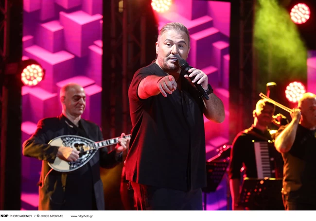 Υβόννη Μπόσνιακ: Λιτή και απέριττη με λευκό τοπ, τζιν και sneakers στη συναυλία του Ρέμου