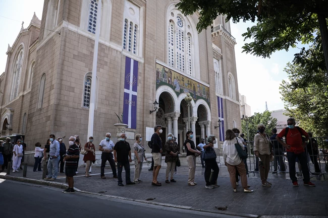 Η Ελλάδα αποχαιρετά τον Μίκη Θεοδωράκη - Πλήθος κόσμου συρρέει στη Μητρόπολη για το ύστατο "χαίρε" [εικόνες]